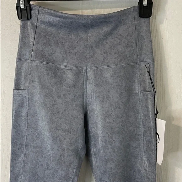 ZYIA NWT Slate Floral Pocket Light In Tight 7/8 24” Leggings Metallic Size 2 - Picture 3 of 11
